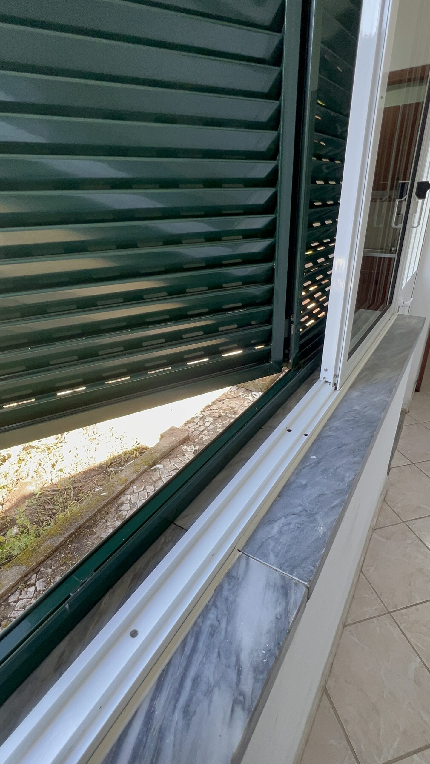 Janelas e calhas limpas depois da limpeza profunda em Fernão Ferro