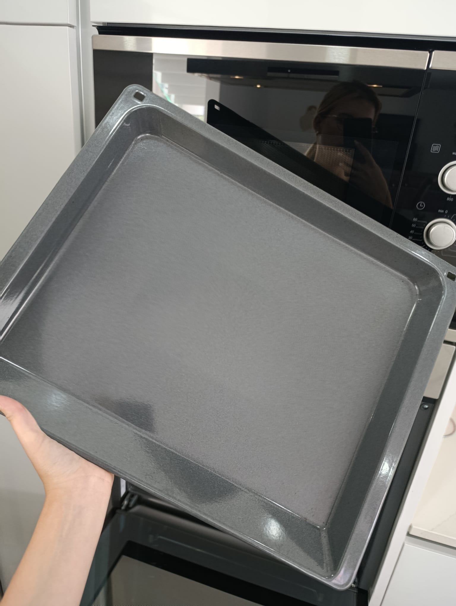 Tabuleiro do forno limpo depois da limpeza profunda