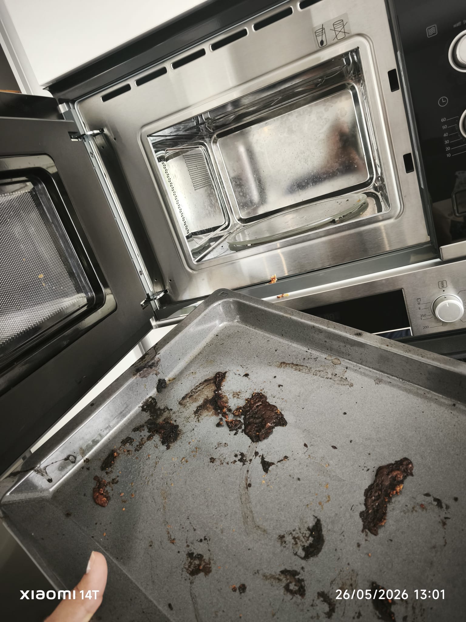 Tabuleiro do forno com resíduos queimados antes da limpeza
